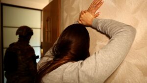 Поліцейські ліквідували злочинну організацію, яка вербувала і шантажувала молодих жінок