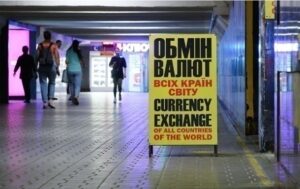 Новини бізнесу - Долар і євро продовжують знижуватись в обмінниках