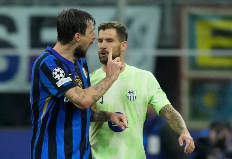 Новини спорту - Скандал у півфіналі ЛЧ: захисник Барселони плюнув у гравця Інтера
