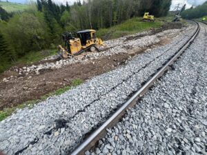 Новини України - УЗ відновлює інфраструктуру у Карпатах, де стався провал земної породи