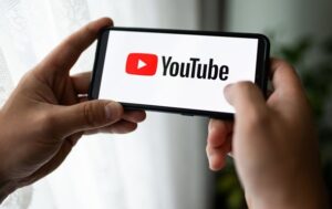 Новини України - YouTube заблокував канали Арестовича та інших підсанкційних осіб