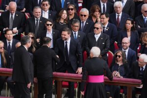Новини світу - Зеленський зустрівся з Венсом у Римі - ЗМІ