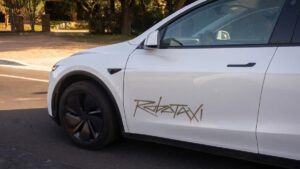 Авто новини - Акції Tesla зросли на 8% після запуску роботаксі у Техасі