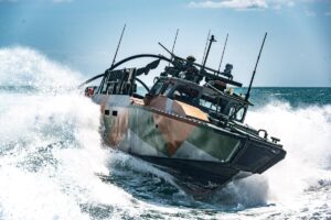 Новини України - Екіпаж ВМС врятував групу цивільних, яких винесло у відкрите море