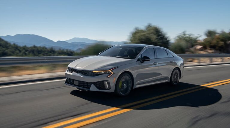 Авто новини - Kia відкликає тисячі K5 через програмне забезпечення з "корейською логікою"