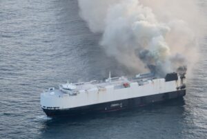 Новини світу - У Тихому океані горить судно з 3000 автомобілями на борту