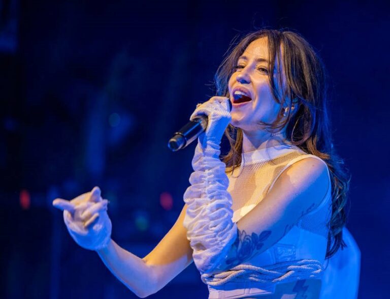 Новини спорту - Перед реваншем Усик-Дюбуа прозвучав гімн України у виконанні Дорофєєвої