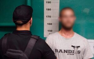 Новини Києва - У Києві чоловік п’яним на спір катався між вагонами метро