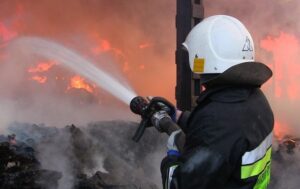 Новини Києва - У Києві після удару БПЛА горить дах будівлі