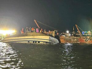 Новини світу - У В'єтнамі перекинувся човен із туристами: 27 загиблих