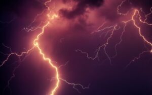 Новини України - В Індії від ударів блискавок за два дні загинули понад 30 людей