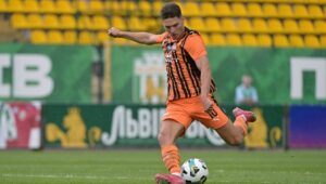 Новини спорту - У матчі Шахтаря з Вересом рівненські фани поспівчували втраті батька гравця