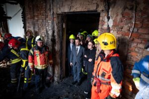 Новини України - Іноземним дипломатам показали пошкоджену атакою РФ будівлю Кабміну