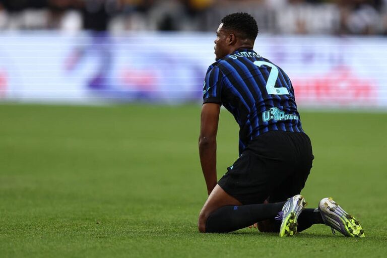 Новини спорту - Манчестерські клуби ведуть боротьбу за результативного захисника