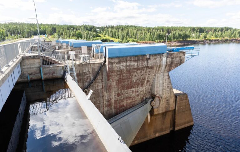 Новини світу - Над електростанцією у Фінляндії помітили безпілотник