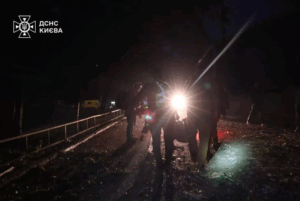 Новини Києва - Обстріл Києва: патрульні показали перші хвилини після удару