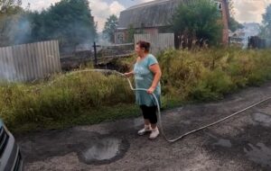 Новини України - Поліціянти показали евакуацію з палаючої Ярової