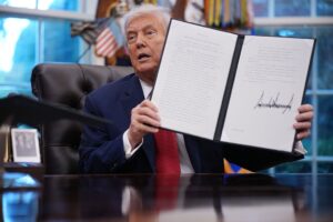 Новини бізнесу - Трамп оголосив нові мита на імпорт ліків, вантажівок і меблів