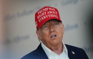 Новини світу - Трамп висловився за позбавлення ліцензій телеканалів, які його критикують