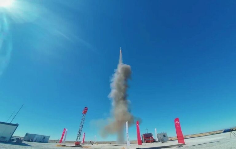 Новини світу - Туреччина провела запуск власної далекобійної ракети з морської платформи