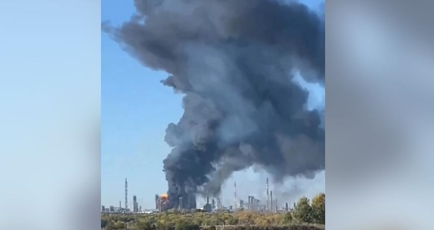 Новини світу - У мережі показали кадри влучань по НПЗ в Башкірії та по порту в Туапсе