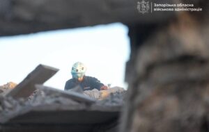 Новини України - У Запоріжжі під завалами зруйнованого будинку може бути жінка