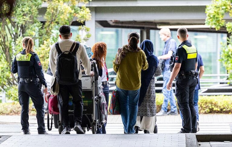 Новини світу - В Німеччині вперше за 15 років зменшилась кількість біженців