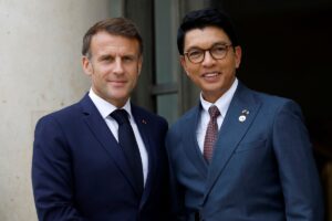 Новини світу - Франція евакуювала президента Мадагаскару через військовий переворот