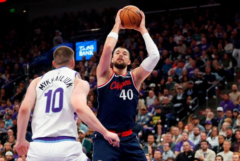 Новини спорту - Михайлюк грає класний перший матч за Юту Джаз у новому сезоні