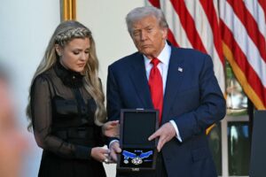 Новини світу - Трамп посмертно нагородив Кірка найвищою громадянською нагородою