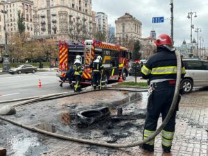 Новини Києва - У Києві біля будівлі КМДА чоловік підпалив шини