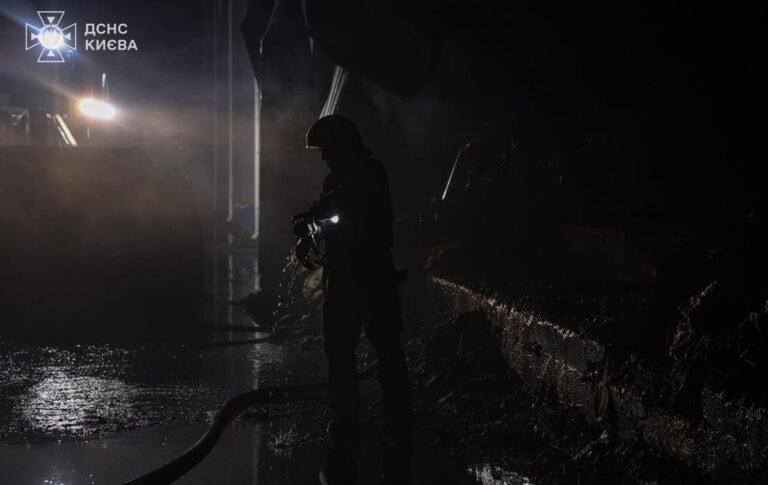 Новини Києва - У Києві майже добу гасили пожежу після удару РФ