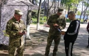 Новини України - У Кривому Розі чоловік поранив ножем двох працівників ТЦК
