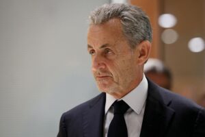 Новини світу - Засуджений колишній президент Франції Саркозі вирушає до в’язниці