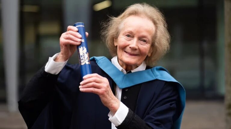 Новини світу - Жінка з Північної Ірландії завершила навчання, яке почала 70 років тому