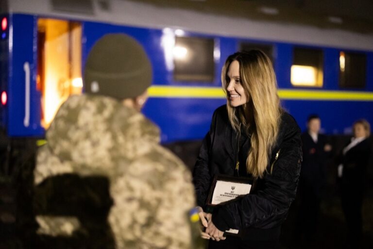 Новини культури - Анджеліна Джолі поділилася враженнями після візиту до України