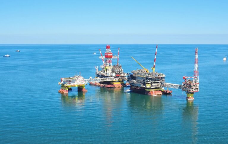 Новини України - На Каспії уражено третю нафтову платформу - ЗМІ