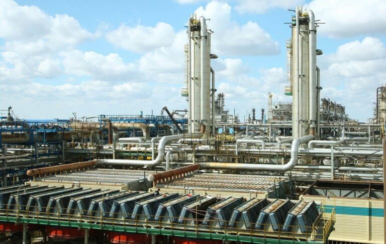 Новини світу - Найбільший ГПЗ Росії атакували дрони СБУ - медіа