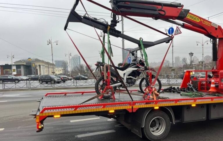 Новини Києва - У Києві вперше евакуювали мотоцикл за порушення ПДР