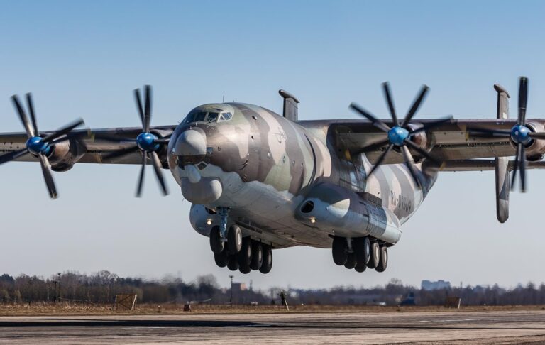 Новини світу - У Росії літак Ан-22 впав у водосховище