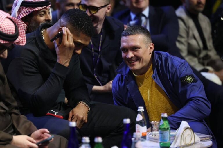 Новини спорту - Усик подарував Джошуа вишиванку під час зустрічі