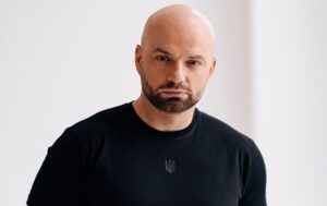 Новини культури - Відомий ведучий опинився в епіцентрі обстрілу