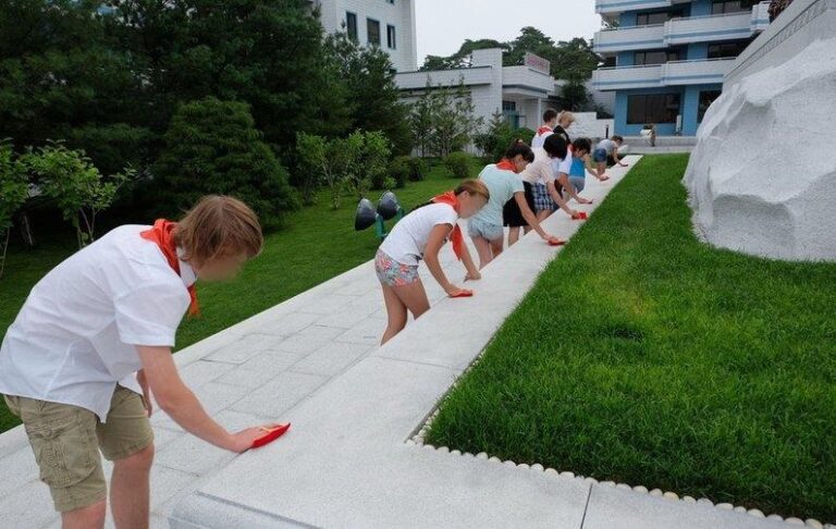 Новини світу - Росія відправляє дітей з окупованих територій в літній табір в КНДР - ЗМІ